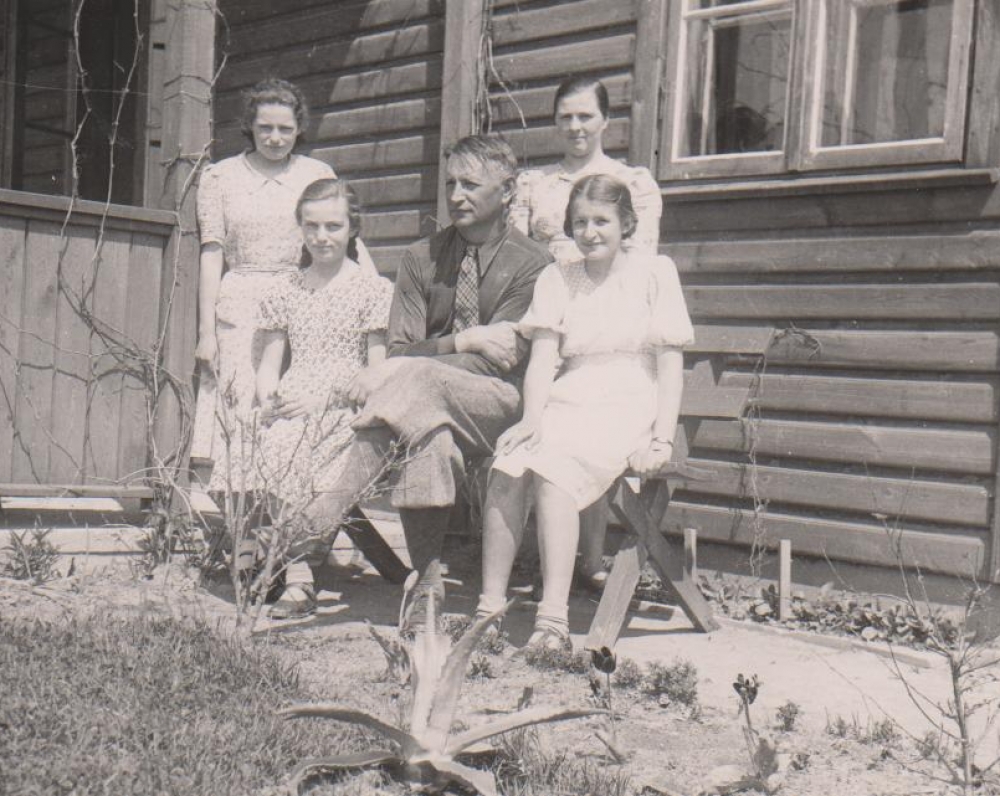 B. Sruoga su dukra Dalia ir jos draugėmis Julija ir Sandra Putvytėmis. Dešinėje tarnaitė Barbora Milašiūtė. Kaunas. 1939 m.