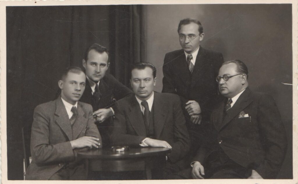 Lietuvių rašytojų draugijos valdyba 1938 m. lapkričio 2 d. Kaune. Iš kairės sėdi: J. Ambrazevičius-Brazaitis, J. Grušas, V. Bičiūnas, II eilėje J. Graičiūnas, B. Brazdžionis