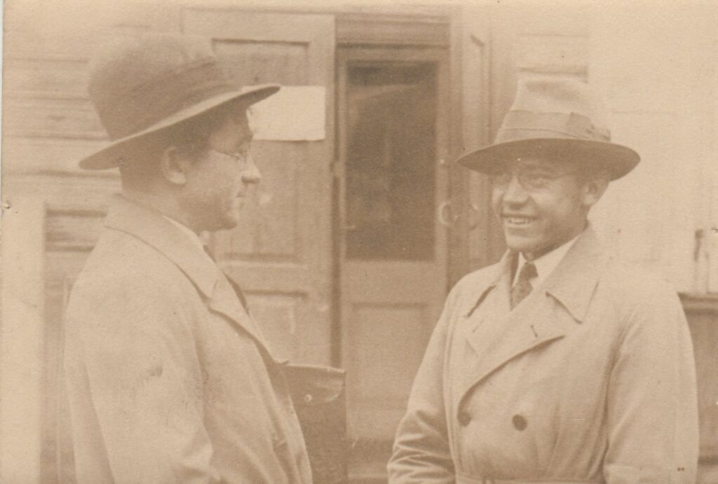 B. Brazdžionis (kairėje) ir B. Babrauskas Kaune prie Vytauto Didžiojo universiteto. Apie 1930 m. BBR 10542