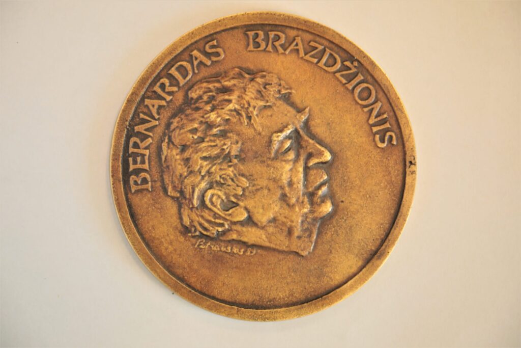 Medalis. Bernardas Brazdžionis. Metalas. Aversas. Dail. Petrauskas