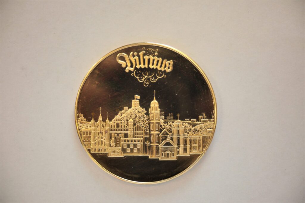 Medalis. Vilnius. Geltonas metalas. Aversas. Dail. A. Drūlia