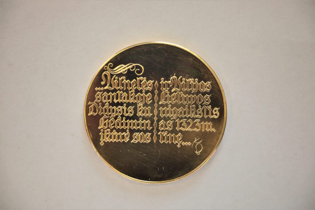 Medalis. Vilnius. Geltonas metalas. Reversas. Dail. A. Drūlia