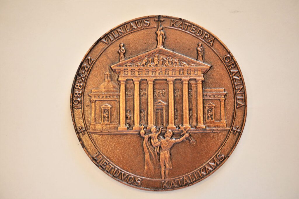 Medalis. Vilniaus Katedra grąžinta Lietuvos katalikams. Metalas. Autorius nežinomas