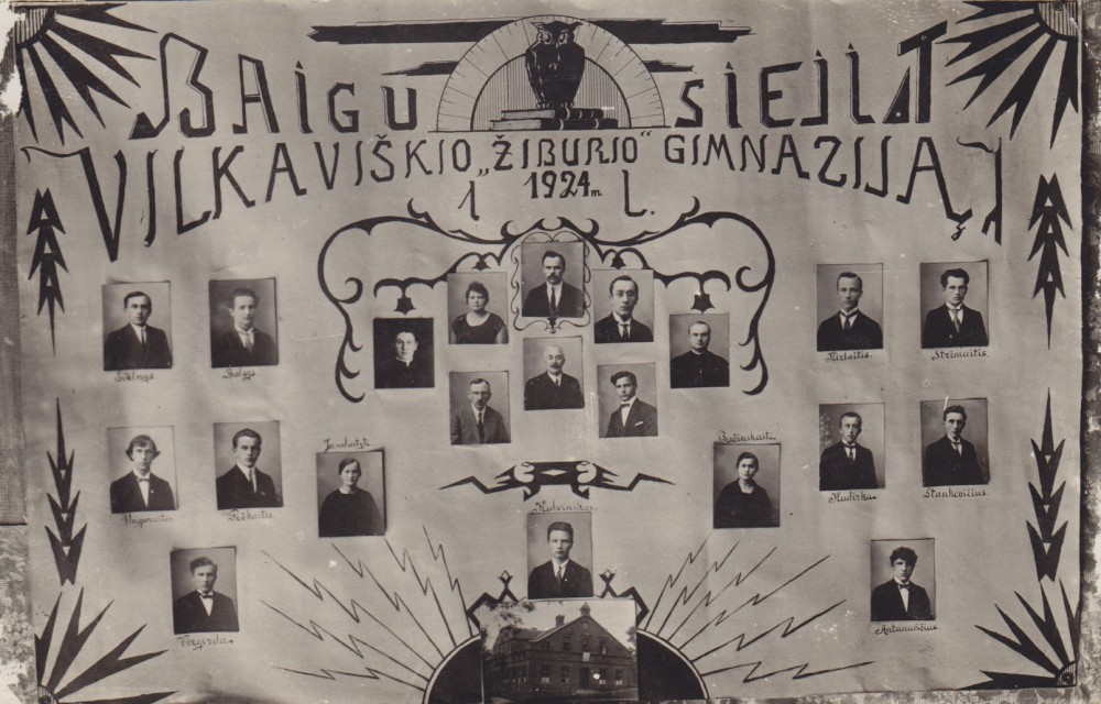 Baigusiųjų Vilkaviškio „Žiburio“ gimnaziją vinjetė. 1924 m. Antroje eilėje iš dešinės trečia – S. Bačinskaitė