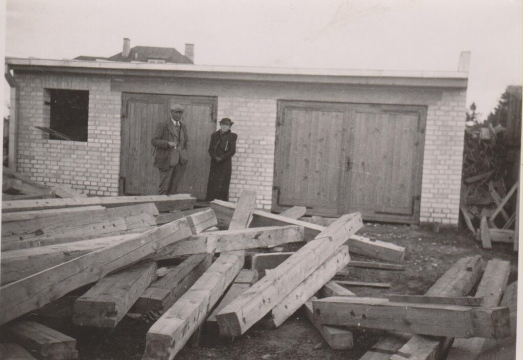 Balys Sruoga su brolio Juozapo žmona Bronislava Sruogiene B. ir V. Sruogų sklype Ramiojoje g. Kaunas, 1938 m.