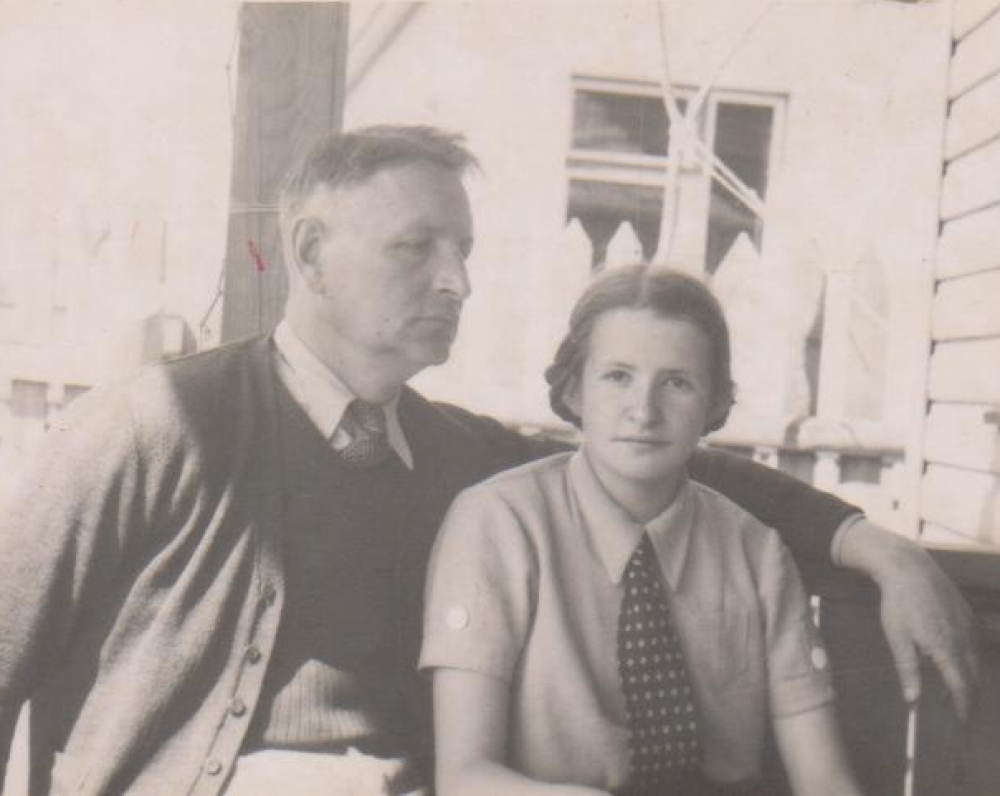 Balys Sruoga su dukra Dalia savo namų verandoje. Kaunas. 1939 m.