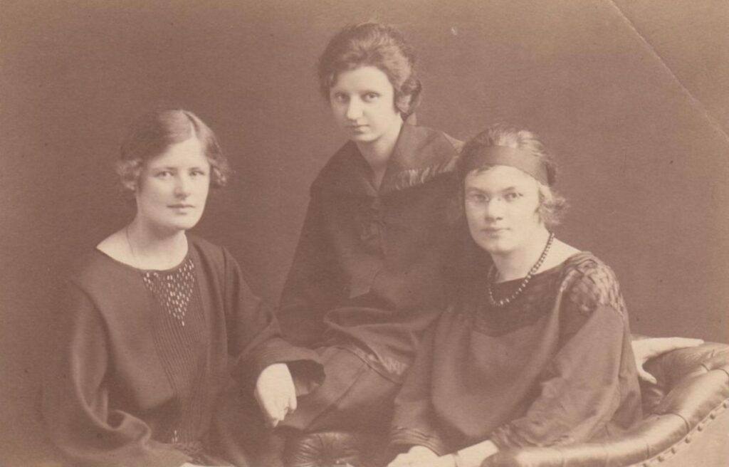 Berlyno universiteto studentės. V. Daugirdaitė, S. Laucevičiūtė, V. Gravrogkaitė. Apie 1922 m.
