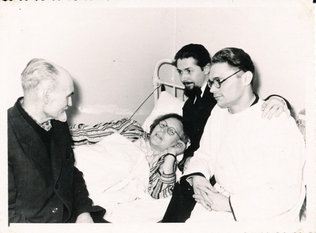 Besišypsanti I. Simonaitytė ir ligoninės palatoje. Iš kairės poetas A. Lastas. Kaunas. 1957 m. Fotografas J. Stanišauskas