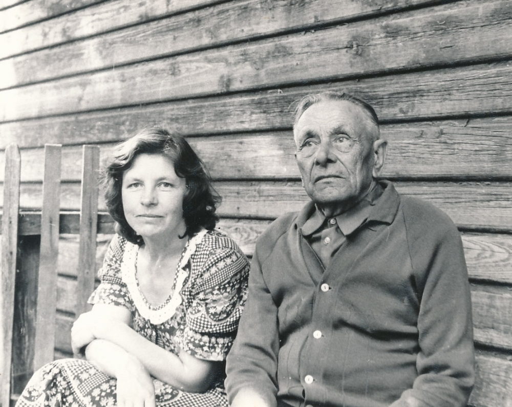 Birutė su tėvu Stasiu Baltrušaičiu. Lomiai, Tauragės r. 1983 m.