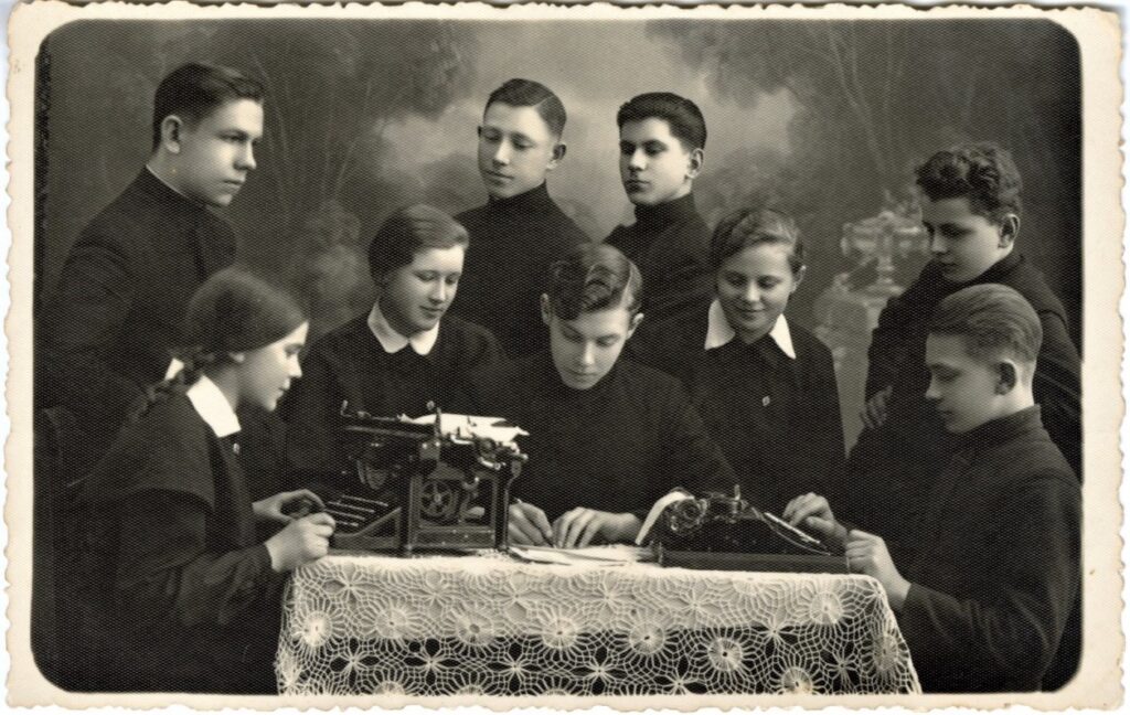 Biržų gimnazijos literatai. Mamertas – antroje eilėje pirmas iš dešinės. Fotografija P. Ločerio. 1936 m.