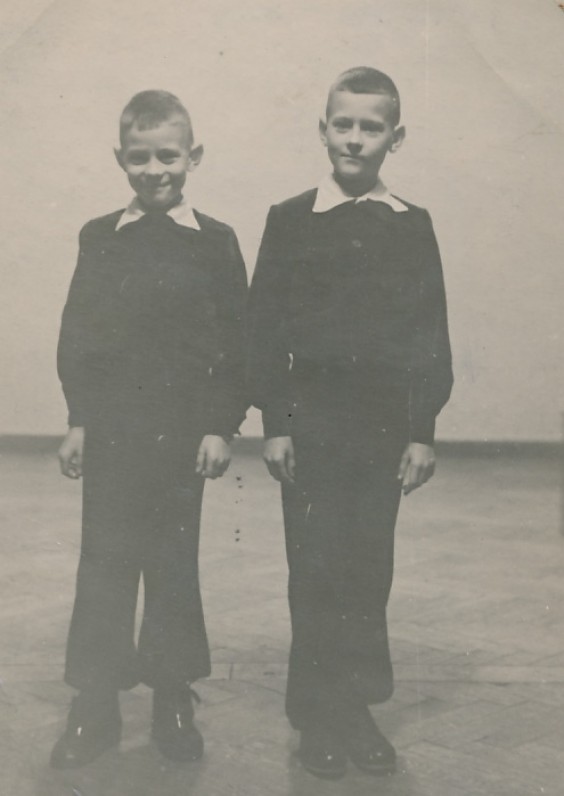Broliai dvyniai Leonidas (kairėje) ir Aurelijus. Kaunas, 1953 m.