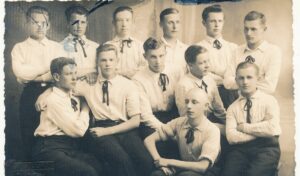 Bronius Krivickas tupi pirmoje eilėje. 1937 m. Biržai