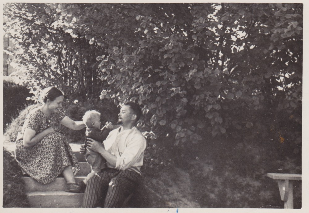 Bučų šeima savo namų kieme. Palemonas. 1938 m.