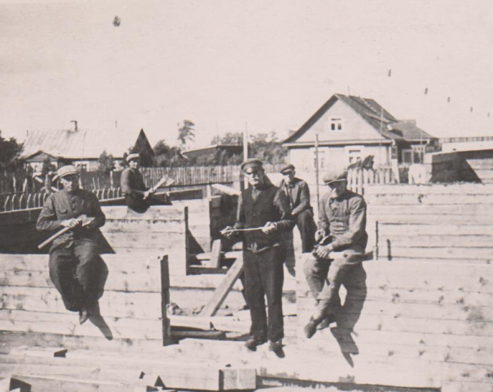 Būgių darbininkai namo statybos metu. Kaunas. 1938 m. vasara