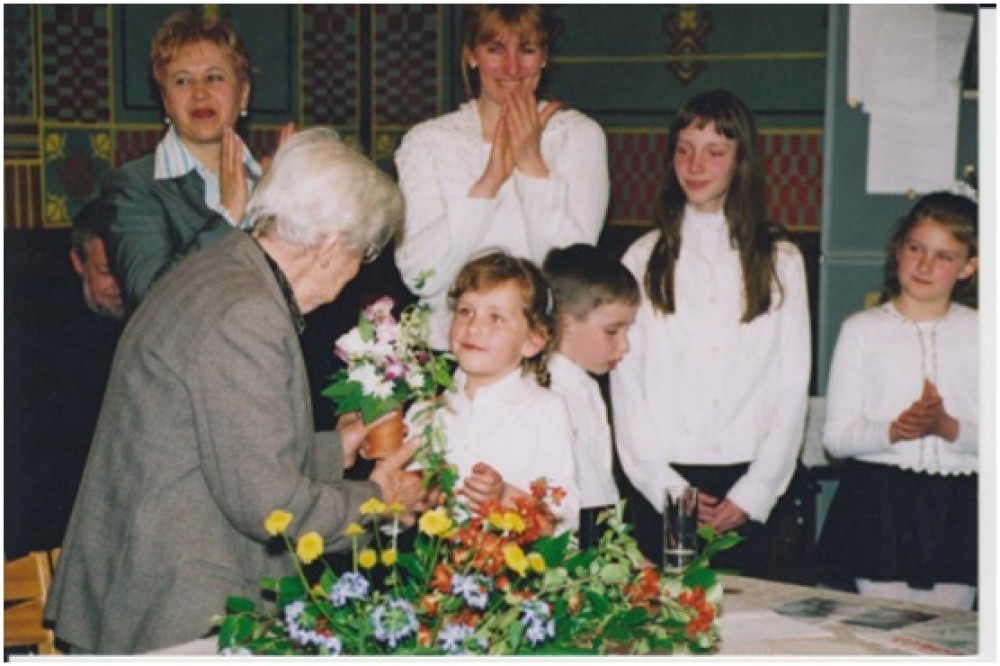 D. Lipčiūtė-Augienė su mažaisiais skaitytojais. Kaunas, 2004 m.