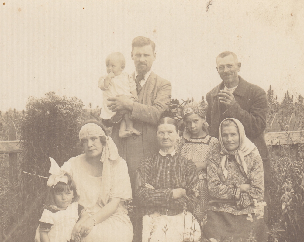 D. Lipčiūtė (stovi antra iš dešinės) su teta, tėvu, broliu ir broliene. Bernotai, 1924 m.