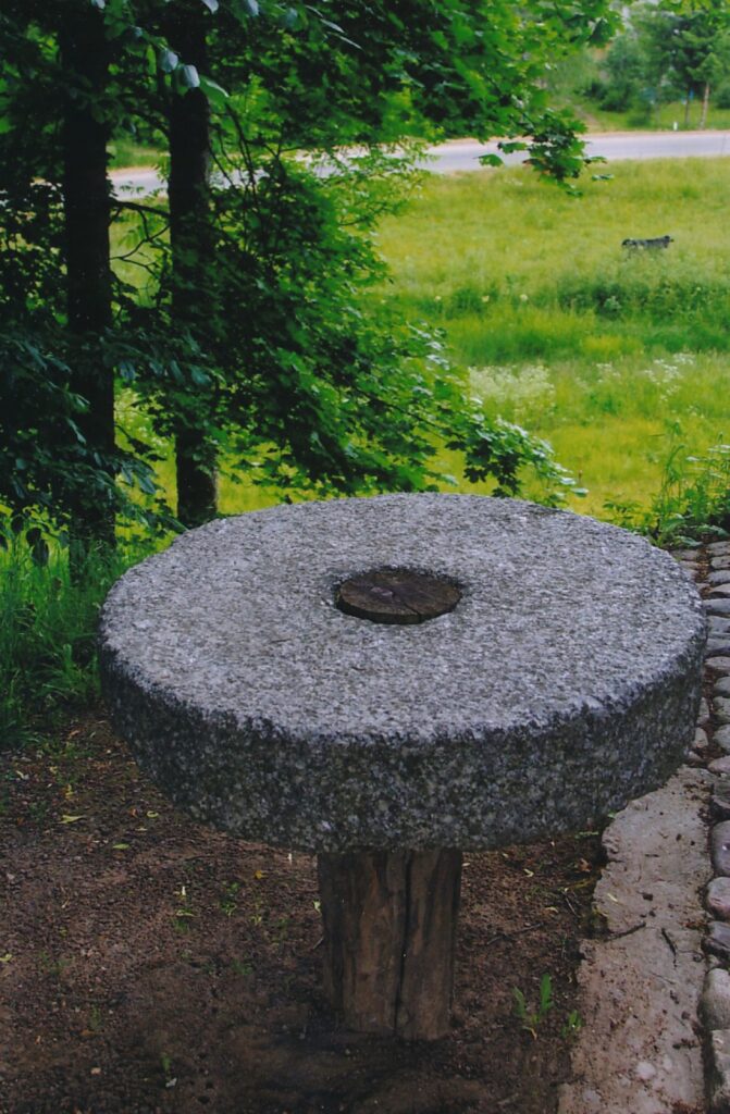 D. Poškos muziejus Bijotuose (Šilalės r.). Akmeninis stalelis. 2008 m.