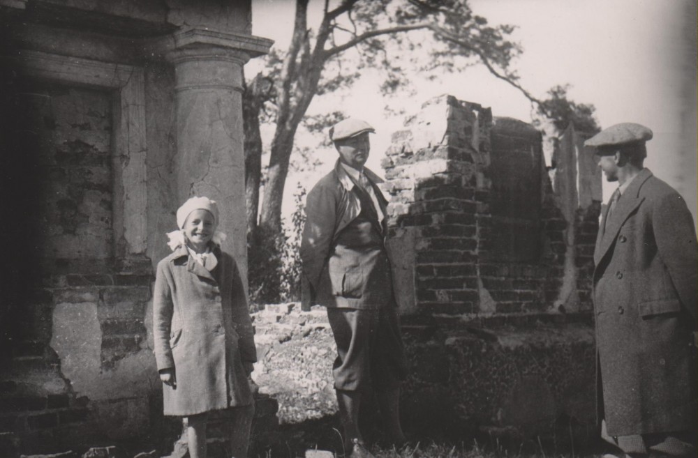 D. Sruogaitė, B. Sruoga, I. Šeinius. Prie Ukmergės, 1935m. ruduo