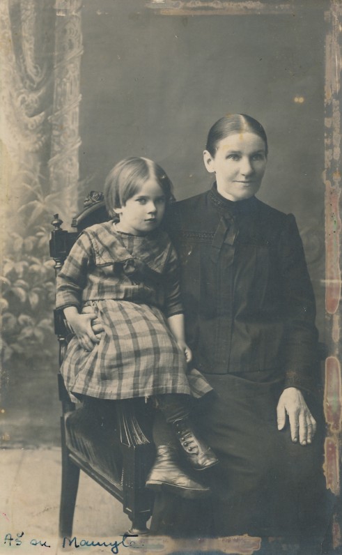 Danutė Lipčiūtė su mama Kotryna Mačiulyte-Lipčiene. Apie 1918 m.