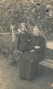 Danutė Lipčiūtė su teta Marcele. Apie 1922 m.