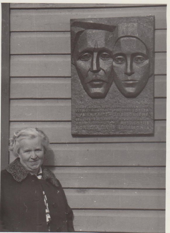 Danutė prie savo tėvų memorialinės lentos. Palanga, 1969 09 23