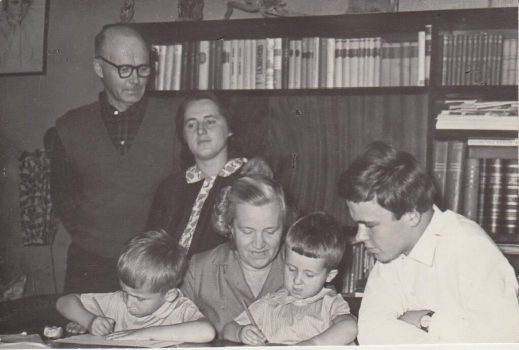 Danutė su vyru Vladimiru, dukra Dalia, sūnumi Vytautu ir anūkais. Kaunas, apie 1965 m.