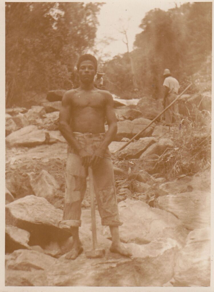 Darbininkas akmenų skaldykloje. Brazilija, apie 1946–1950 m.