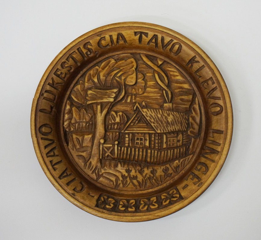 Dekoratyvinė pakabinama lėkštė. Autorius nežinomas. (Medis, drožyba, tekinimas)