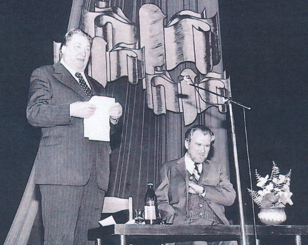 Dirbtinio pluošto gamyklos kultūros rūmai. Rašytojai V. Misevičius ir Sadauskas. 1983 m. spalis. Kaunas. Fotografas Algirdas Kairys