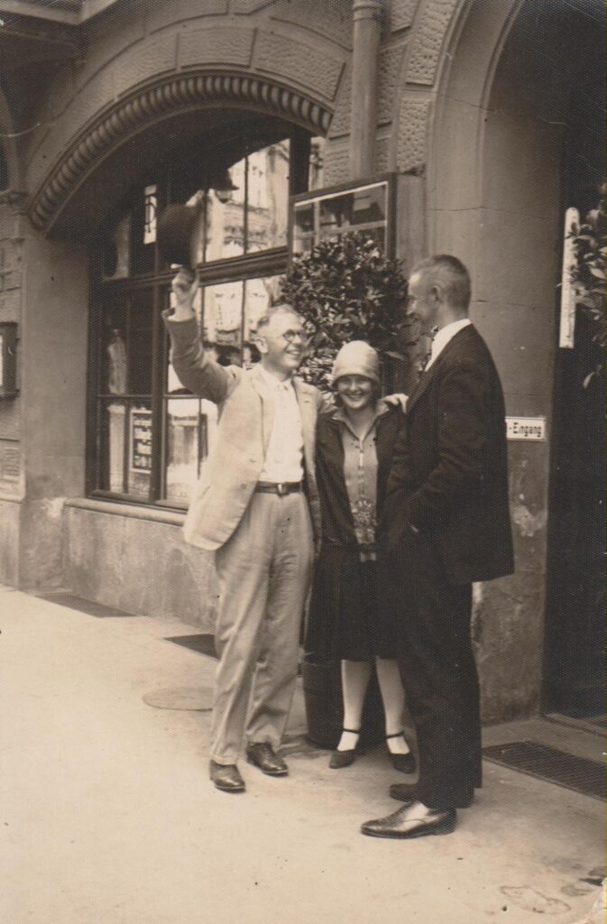 Dr. Erich Miuller Kamp, V. Sruogienė, B. Sruoga. Miunchenas, 1928 m. liepa
