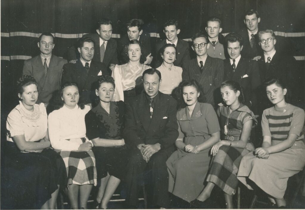 Dramos studija Brukline, Niujorke. Apie 1951 m. K. Ostrauskas – paskutinėje eilėje antras iš kairės