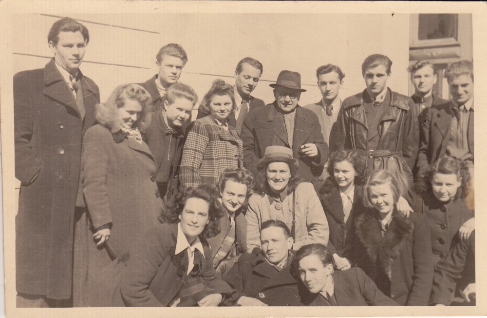 Dramos studijos auklėtiniai su scenos kalbos dėstytoju J. Sipariu (stovi centre). A. Liobytė – antra iš kairės. Vilnius, 1946 m.