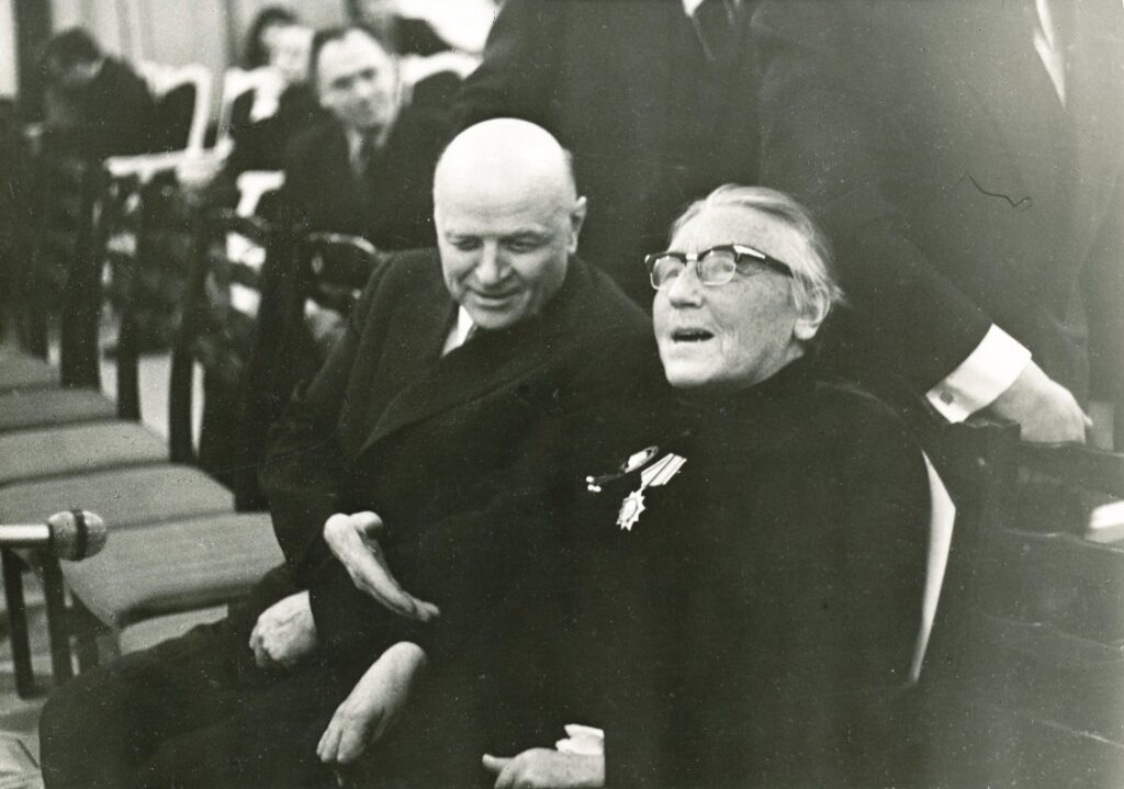 Du pasakoriai – I. Simonaitytė ir J. Baltušis per rašytojos 80-metį.