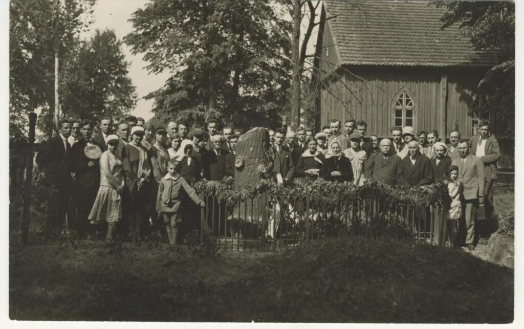 Ekskursija prie V. Kudirkos kapo Naumiestyje (Vilkaviškio r.). 1930 m.