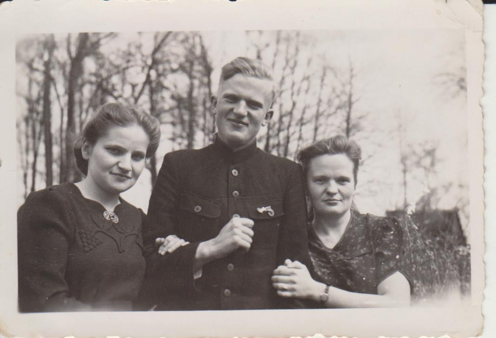Elena Spurgaitė (kairėje) su broliu Vytautu ir seserimi Antanina. Valakbūdis. Apie 1943 m.