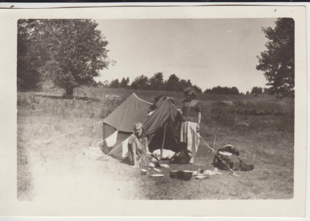 Elena Spurgaitė su drauge gydytoja Daiva Žvirblyte iškylauja. Apie 1960 m.