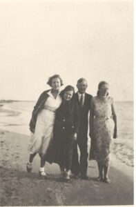 Emilija Kvedaraitė, Salomėja Nėris, Povilas Brazdžiūnas ir nežinoma moteris. Palanga, apie 1931 m.