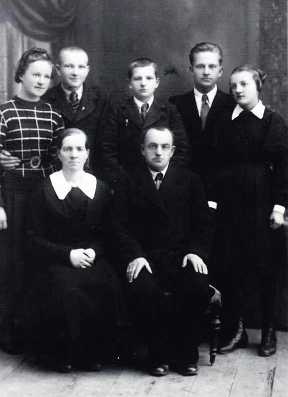 Emilijos ir Jono Nakų šeima. Iš kairės pirma stovi Elena. Rudžiai, 1939 m.