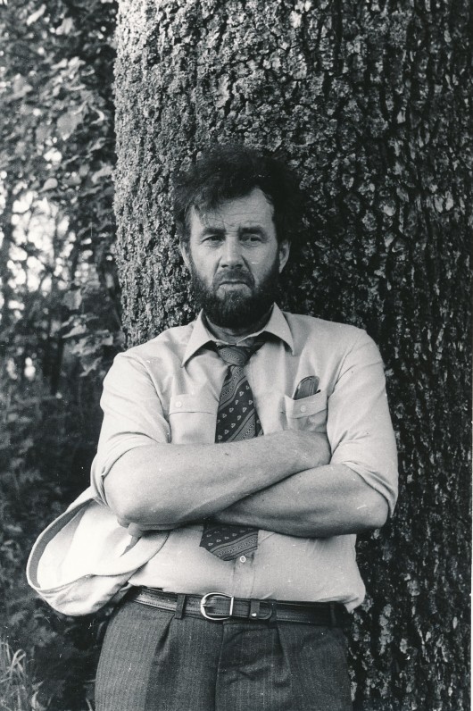 Eugenijus Ignatavičius gimtinėje – Užraguvių kaime, Raseinių r. 1986 m. R. Rakausko nuotrauka