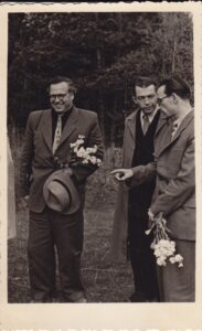 Eugenijus Matuzevičius (kairėje) ir A. Baltrūnas (iš dešinės pirmas) Latvijoje. 1956 m.