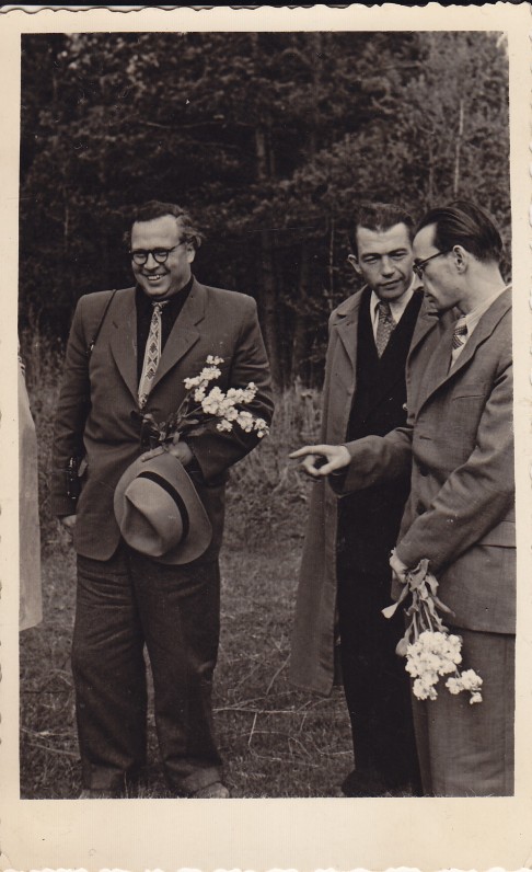 Eugenijus Matuzevičius (kairėje) ir A. Baltrūnas (iš dešinės pirmas) Latvijoje. 1956 m.