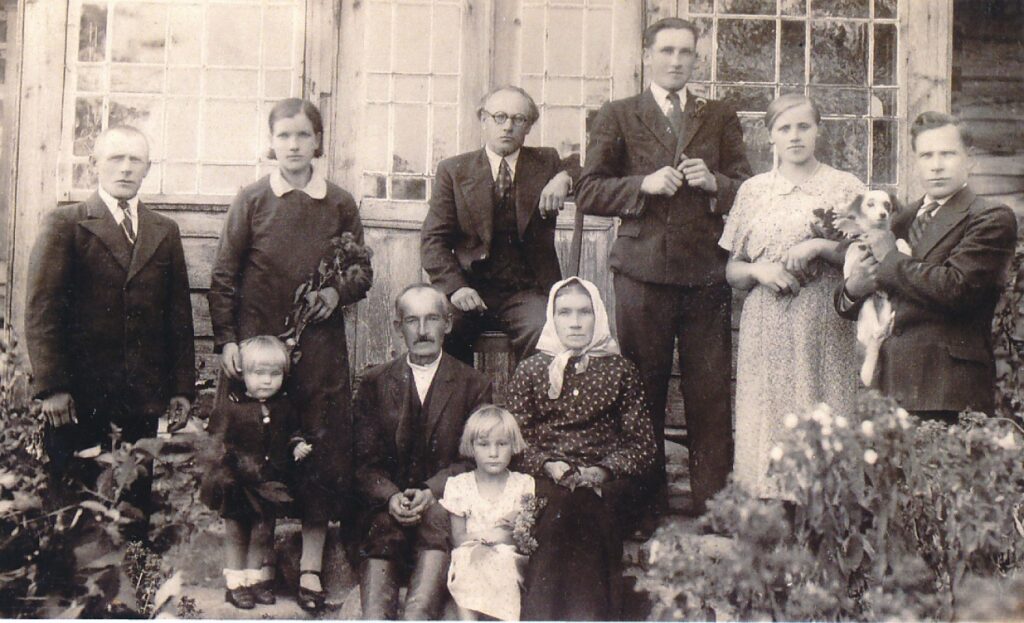 F. Kirša (trečias iš kairės) su giminaičiais Senadvaryje. 1937 m.