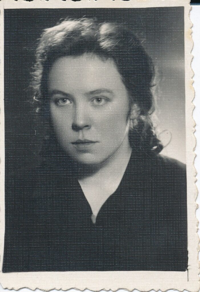 Fotografija, dovanota draugei. Antroje fotografijos pusėje J. Degutytė mėlynu rašalu užrašiusi – „Anarsijai – Nina 1955. VI. 21.“