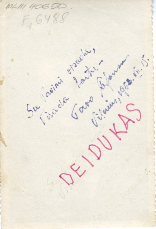 Fotografijos antroje pusėje užrašas A. Maldonio ir poeto anūko prierašas DEIDUKAS