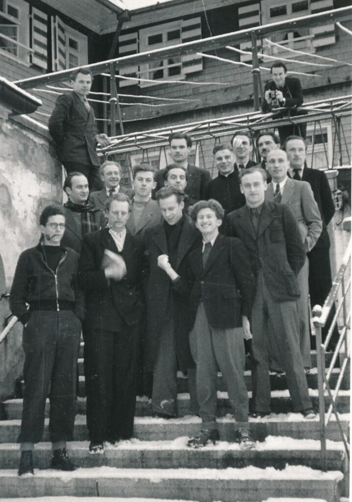 Freiburgo Meno ir amatų mokyklos studentai. J. Kaupas – I-oje eilėje antras iš kairės. Lindenberg, 1949 m.