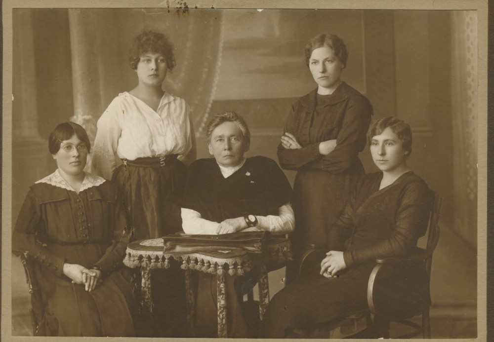 G. Petkevičaitė (centre) su Steigiamojo Seimo pirmojo posėdžio moterų grupe. 1920 m. gegužės 15 d.