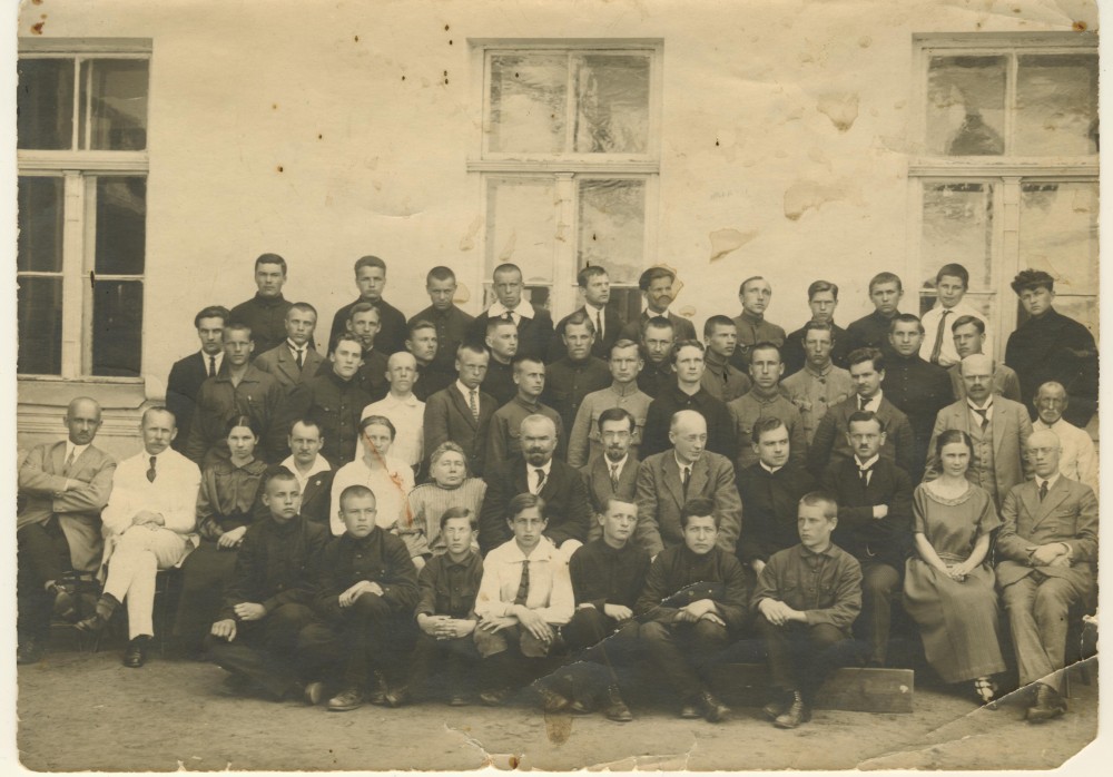 G. Petkevičaitė (sėdi antros eilės viduryje) – Panevėžio gimnazijos mokytoja. 1924 m.