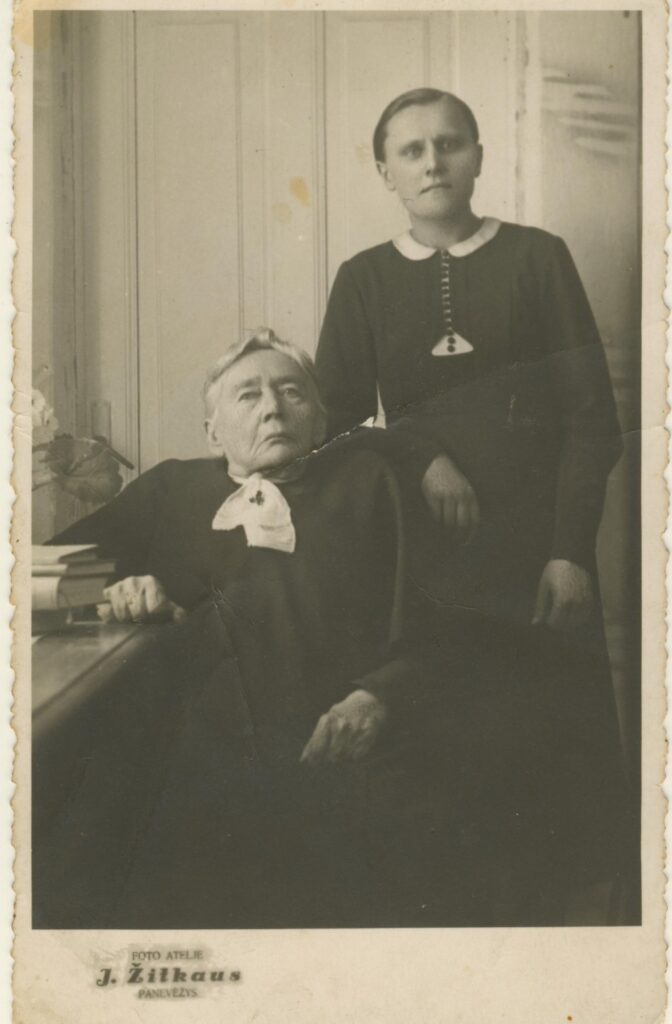 G. Petkevičaitė su savo šeimininke Maryte Galiauskaite. Panevėžys. 1942 m. J. Žitkaus nuotrauka