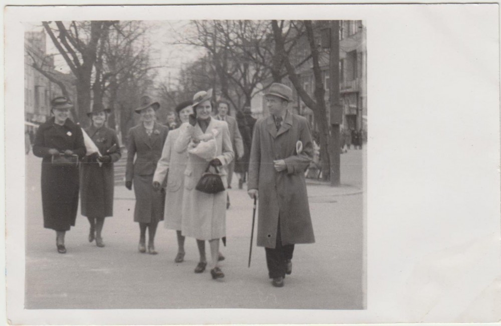 G. Tulauskaitė su B. Brazdžioniu Laisvės alėjoje. Kaunas. 1940 05 03