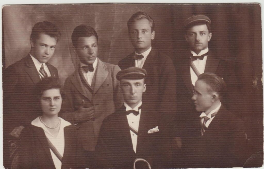 G. Tulauskaitė tarp „šatrijiečių“. Iš kairės stovi –B. Babrauskas, P. Andriušis. Kaunas. Apie 1929 m.